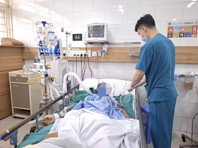 Một trường hợp ngộ độc rượu khi được điều trị tại Trung tâm chống độc, BV Bạch Mai. Ảnh: Quỳnh Mai.