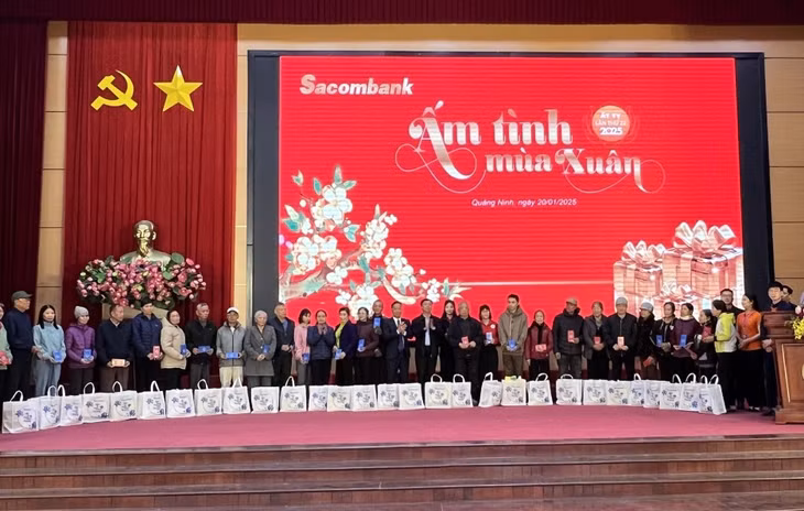 Các hộ gia đình có hoàn cảnh khó khăn trên địa bàn TP Uông Bí nhận quà Tết của Sacombank Chi nhánh Quảng Ninh.