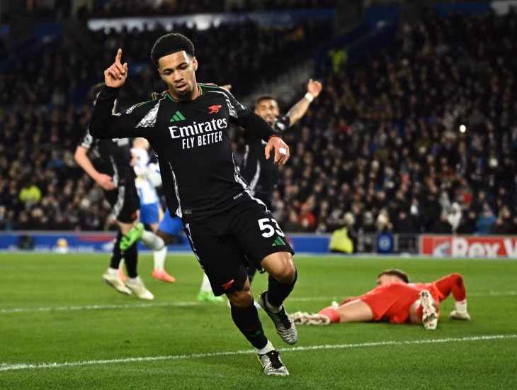 Không chỉ thiếu vắng ngôi sao Bukayo Saka do chấn thương, "Pháo thủ" còn để hai trụ cột Martin Odegaard và Gabriel Martinelli ngồi dự bị. Những xáo trộn này buộc Arsenal phải chọn lối chơi thận trọng hơn thường lệ.