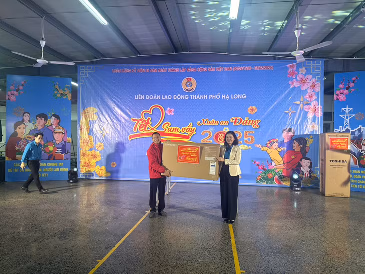 Công nhân Công ty Dệt may Weitai Hạ Long trúng thưởng tivi trong Chương trình "Tết sum vầy - Xuân ơn Đảng".