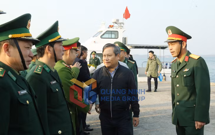 Đồng chí Vũ Đại Thắng, Ủy viên Trung ương Đảng, Bí thư Tỉnh ủy cùng đồng chí Phạm Đức Ấn, Phó Bí thư Tỉnh ủy, Chủ tịch UBND tỉnh và đoàn công tác đến thăm cán bộ, chiến sĩ và nhân dân đảo Thanh Lân (huyện Cô Tô) (1-2025). Ảnh: Thu Chung