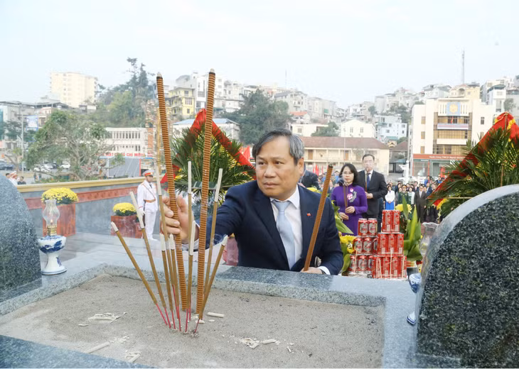 Đồng chí Vũ Đại Thắng, Ủy viên Trung ương Đảng, Bí thư Tỉnh ủy cùng Đoàn đại biểu dâng hương tưởng niệm các Anh hùng liệt sĩ.
