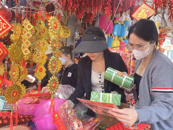Năm nay, mặt hàng trang trí Tết sản xuất trong nước khá phong phú, nhiều người lựa chọn.