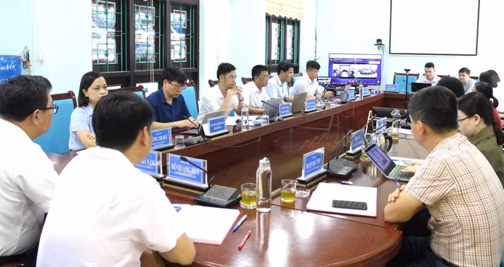 Lãnh đạo TP Móng Cái, các phòng, ban thành phố và công dân có kiến nghị dự tại đầu cầu Ban Tiếp công dân TP Móng Cái tại buổi tiếp công dân trực tuyến với Ban Tiếp công dân Trung ương ngày 15/5/2024.