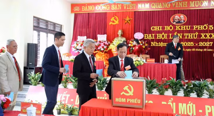 Cán bộ, đảng viên khu Thọ Xuân, phường Trần Phú, TP Móng Cái bỏ phiếu bầu Bí thư Chi bộ trực tiếp tại Đại hội Chi bộ.