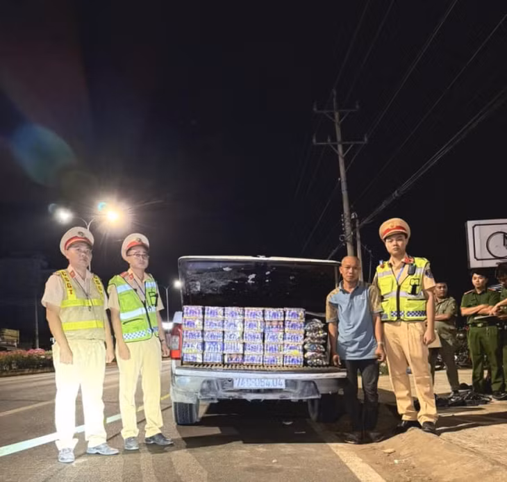 Đối tượng Bùi Văn Tài cùng tang vật bị cơ quan Công an bắt giữ.