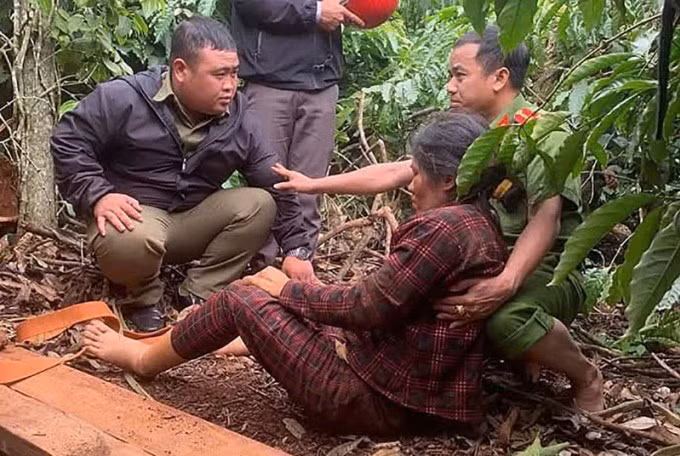Nạn nhân khi được cứu lên bờ. Ảnh: Ngọc Oanh