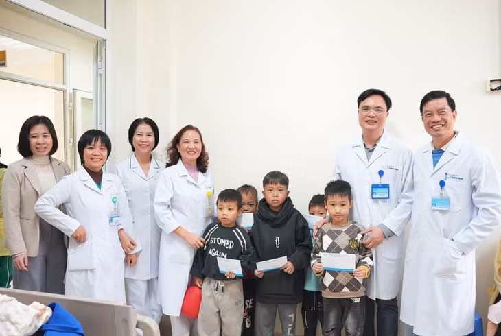 Bệnh viện Sản Nhi Quảng Ninh tổ chức thăm hỏi, động viên và trao quà Tết cho các bệnh nhi có hoàn cảnh khó khăn đang điều trị tại khoa Nội của Bệnh viện.
