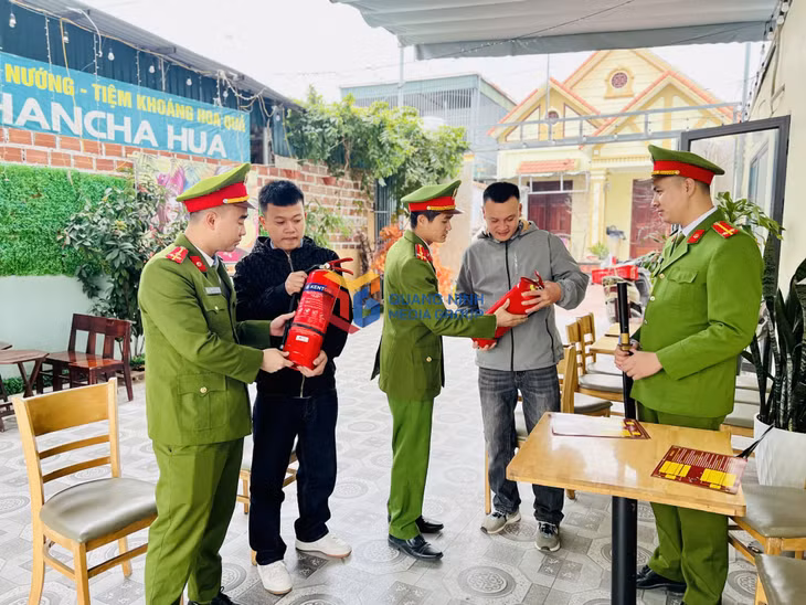 Công an TX Quảng Yên tiến hành thu vũ khí và đổi bình chữa cháy cho người dân.