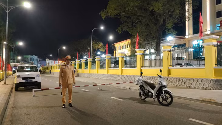 Lực lượng chức năng tập trung làm nhiệm vụ đảm bảo ANTT và ATGT, mang Tết ấm, Xuân vui đến với mọi người, mọi nhà.