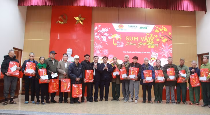 Đại diện đơn vị tài trợ cùng lãnh đạo xã Sông Khoai tặng quà Tết cho các gia đình.