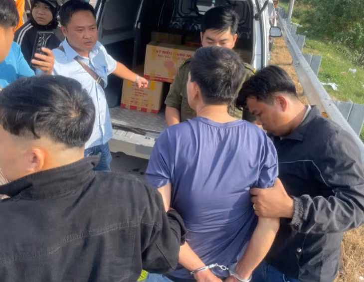 Quá trình tuần tra, tổ phối hợp phát hiện các đối tượng đang chuẩn bị giao dịch mua bán pháo lậu tại khu vực trạm thu phí đường dẫn vào cao tốc.