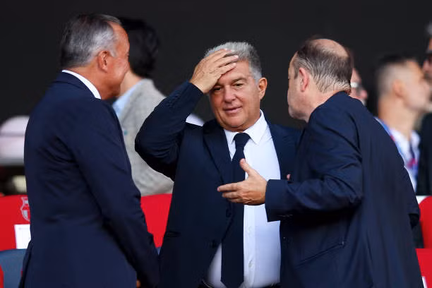 Laporta đang đối mặt với áp lực lớn.