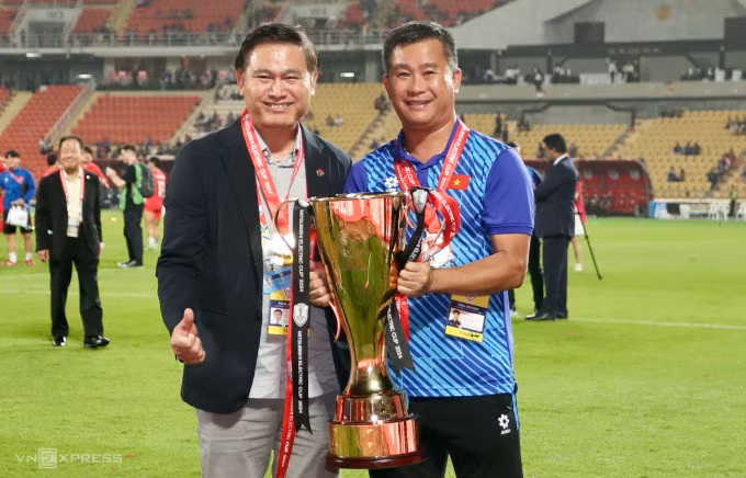 Phó chủ tịch VFF kiêm Trưởng đoàn ĐTQG Trần Anh Tú (trái) mừng chức vô địch ASEAN Cup 2024 cùng trợ lý HLV Đinh Hồng Vinh tại sân Rajamangala, tối 5/1. Ảnh: Đức Đồng
