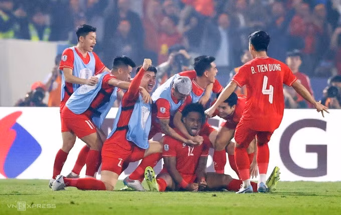 Các cầu thủ Việt Nam mừng bàn nâng tỷ số lên 2-0 của Nguyễn Xuân Son (giữa) trong trận thắng Thái Lan 2-1 ở lượt đi chung kết ASEAN Cup 2024. Ảnh: Đức Đồng