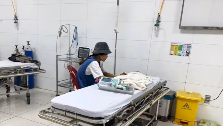 Cháu C.T.M.P. bên người thân tại Khoa cấp cứu Bệnh viện Đa khoa Bình Phước.