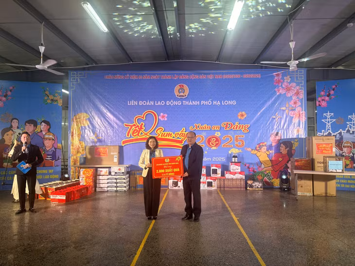 Lãnh đạo LĐLĐ tỉnh trao kinh phí hỗ trợ quà Tết cho LĐLĐ TP Hạ Long.