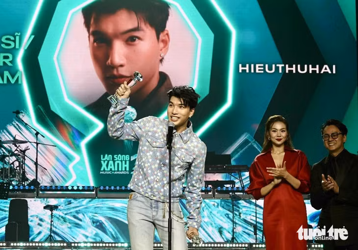 HIEUTHUHAI giành giải Nam ca sĩ/rapper của năm, giải được trao cuối cùng trong lễ trao giải Làn sóng xanh tối 15/1 - Ảnh: T.T.D.