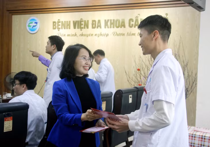Đồng chí Trịnh Thị Minh Thanh, Phó Bí thư Thường trực Tỉnh uỷ, Chủ tịch HĐND tỉnh, lì xì chúc Tết các y bác sĩ Bệnh viện Đa khoa Cẩm Phả.
