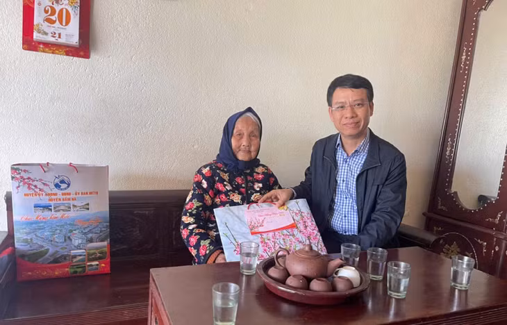 Đồng chí Nguyễn Hồng Dương, Trưởng Ban Tuyên giáo Tỉnh ủy, tặng quà, chúc Tết mẹ liệt sĩ, Nghệ nhân Nhân hát nhà tơ Đặng Thị Tự.