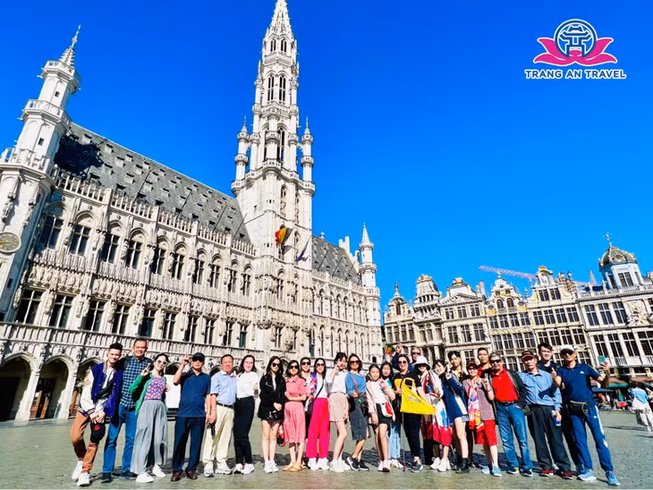 Đoàn du lịch châu Âu của bà Ngọc Mai cùng Tràng An Travel - Ảnh: NVCC
