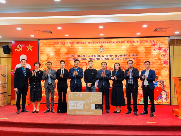 Các đại biểu chúc mừng anh Phạm Văn Vững, công nhân Công ty CP Du thuyền vượt sóng Hạ Long, đã bốc thăm trúng thưởng ti vi.