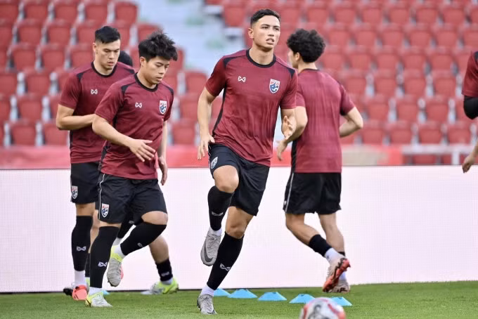 Thái Lan tập luyện tại sân Rajamangala chiều 29/12, trước ngày thi đấu lượt về bán kết ASEAN Cup 2024 gặp Philippines. Ảnh: FAT