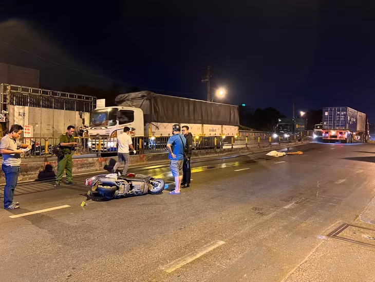 Lực lượng chức năng xử lý hiện trường.