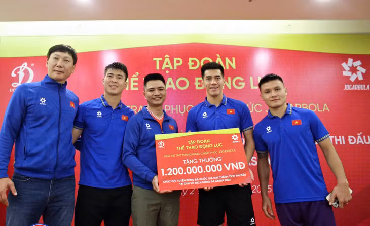 Tập đoàn Động Lực trao thưởng 1,2 tỉ đồng cho đội tuyển Việt Nam - Ảnh: VFF