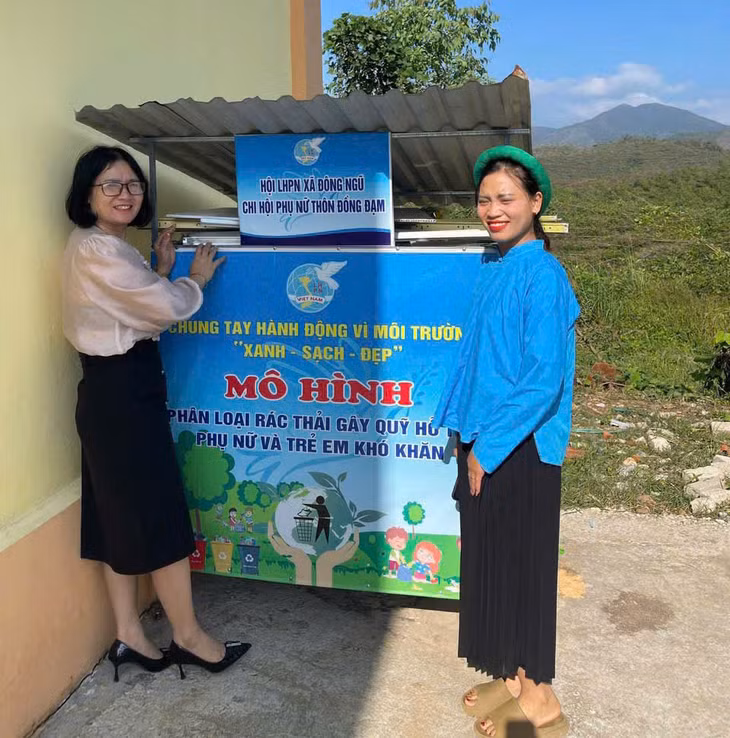 Chị Trần Thị Giang (áo trắng, bên trái), Chi hội trưởng Chi hội Phụ nữ thôn Đồng Đạm (xã Đông Ngũ, huyện Tiên Yên)