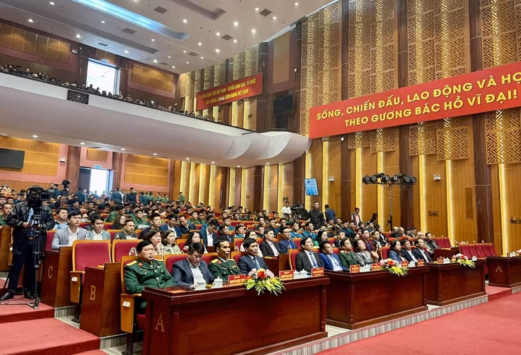 Lễ đón quân nhân hoàn thành nghĩa vụ quân sự trở về địa phương có sự tham gia của đông đảo cán bộ, nhân dân, học sinh cùng gần 300 tân binh TP Hạ Long chuẩn bị nhập ngũ.