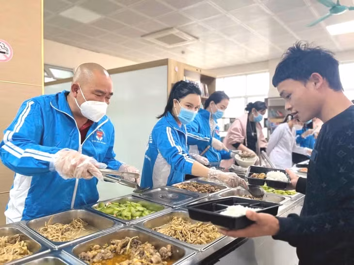Câu lạc bộ thiện nguyện Nhân Ái Móng Cái tổ chức “Bữa cơm tất niên” cho nhân viên y tế và bệnh nhân, người nhà bệnh nhân đang điều trị tại Trung tâm Y tế TP Móng Cái, ngày 23/1/2025.