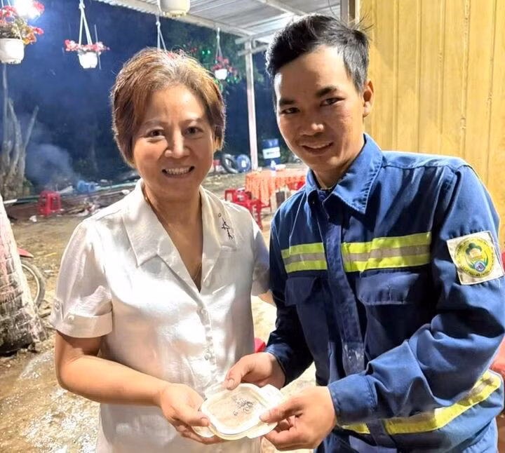 Công nhân Công ty CP Môi trường đô thị Đà Nẵng trao tra túi chứa nhẫn đính kim cương cho bà Hoa.