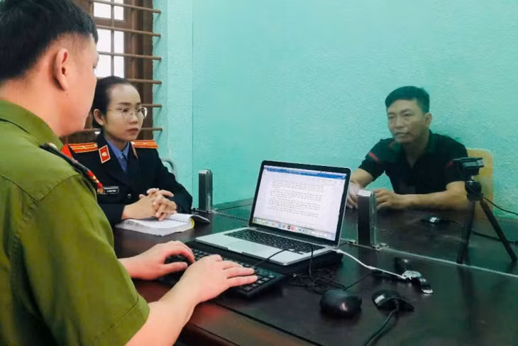 Điều tra viên ghi lời khai của Trương Hoàng Vũ có sự tham gia của kiểm sát viên cơ quan kiểm sát cùng cấp. Ảnh: Viện KSND Phú Yên