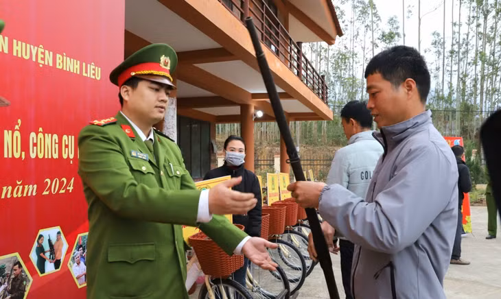 ĐVTN Công an huyện Bình Liêu tuyên truyền, vận động nhân dân giao nộp vũ khí, vật liệu nổ, công cụ hỗ trợ, vũ khí thô sơ.