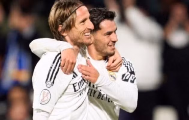 Modric tỏa sáng.