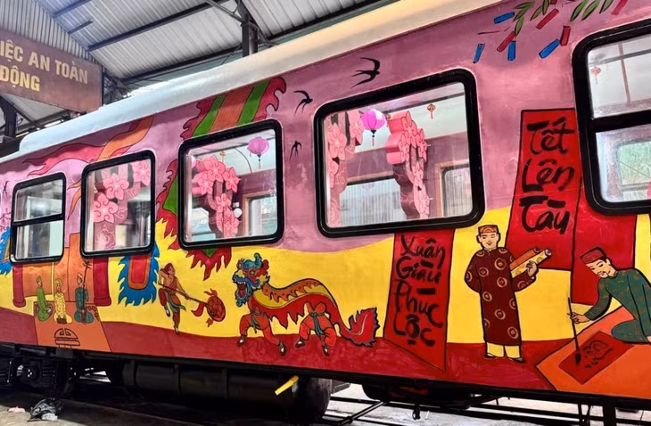 Hai bên thành tàu được phủ kín sắc sắc màu đỏ vàng, thể hiện không khí lễ hội ngày Tết với màn múa lân sư rồng, gánh hát trầu văn, ông đồ cho chữ...