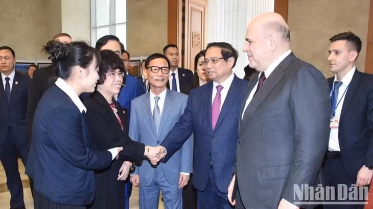 Thủ tướng Phạm Minh Chính và Thủ tướng Liên bang Nga Mikhail Mishustin với các doanh nhân tham dự Đối thoại. (Ảnh: TRẦN HẢI)