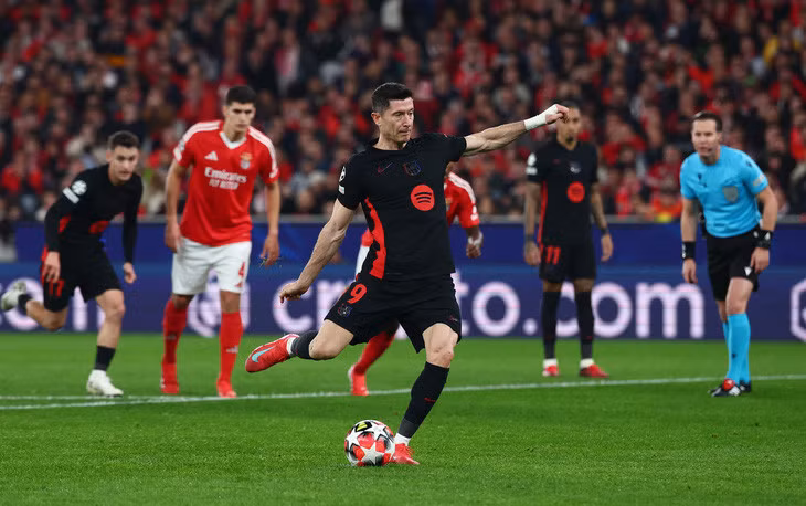 Lewandowski sút 11m thành công 2 lần ở trận này - Ảnh: REUTERS