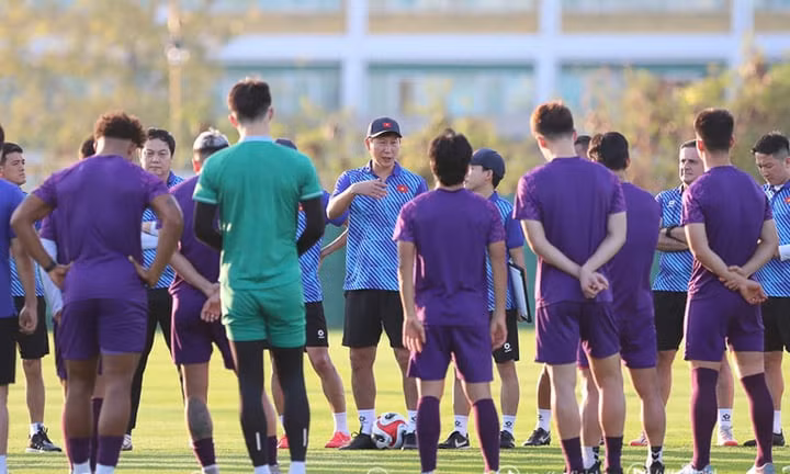 Dù thắng Thái Lan 2-1 ở lượt đi, huấn luyện viên Kim Sang-sik vẫn nhắc nhở các cầu thủ cẩn trọng trong trận chung kết lượt về AFF Cup (ASEAN Cup) 2024.