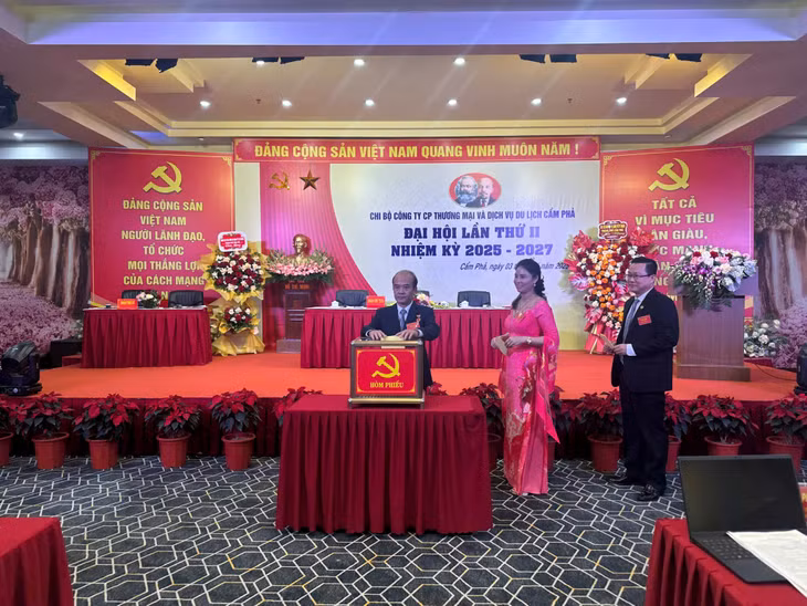 Cán bộ, đảng viên Chi bộ Công ty CP Thương mại và dịch vụ du lịch Cẩm Phả bỏ phiếu bầu Bí thư Chi bộ nhiệm kỳ 2025-2027.