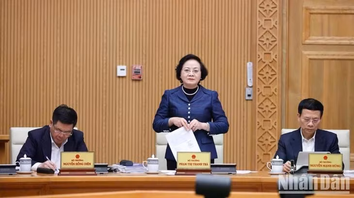 Bộ trưởng Nội vụ Phạm Thị Thanh Trà phát biểu ý kiến tại phiên họp. (Ảnh: TRẦN HẢI)