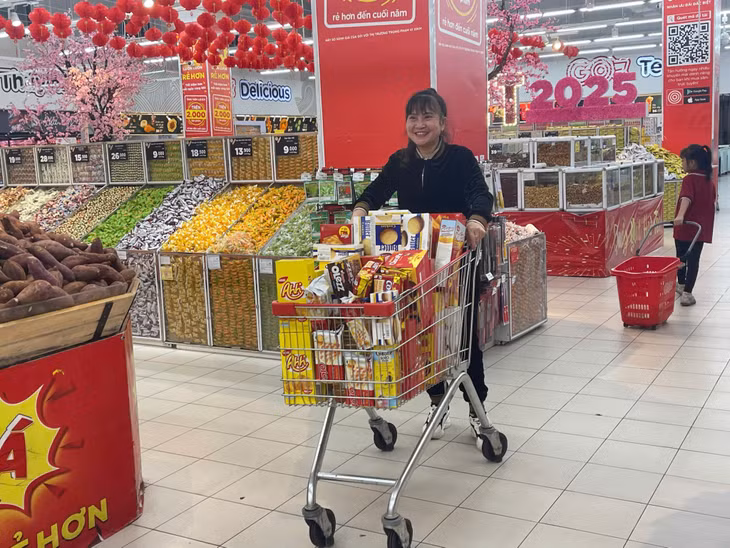 Người dân phấn khởi khi mua sắm được cho gia đình nhiều bánh kẹo, đồ dùng, hứa hẹn những ngày Tết đủ đầy, tươi vui.