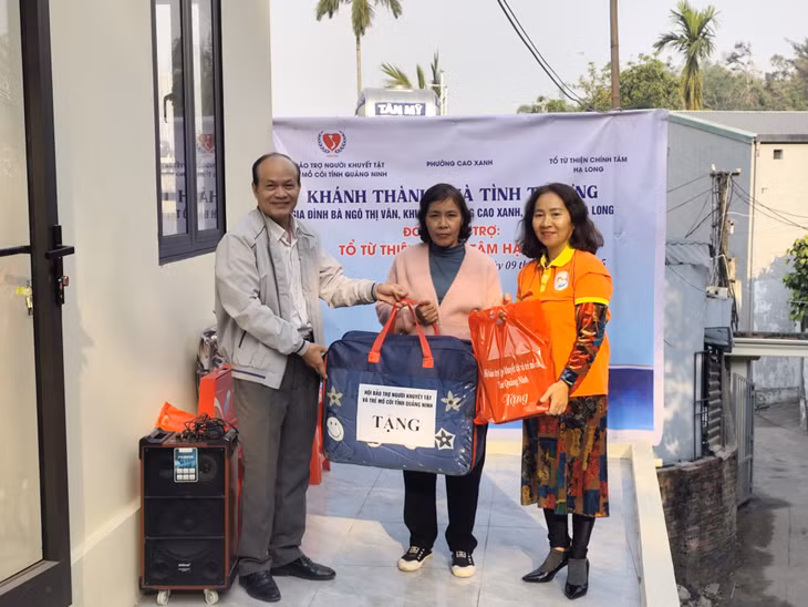 Hội Bảo trợ NKT-TMC tỉnh và Tổ Từ thiện Chính tâm Hạ Long tặng quà cho bà Ngô Thị Vân.