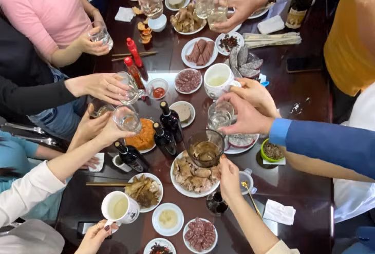 Nên uống rượu an toàn chậm và ăn no trước. Ảnh: Phương Thúy.