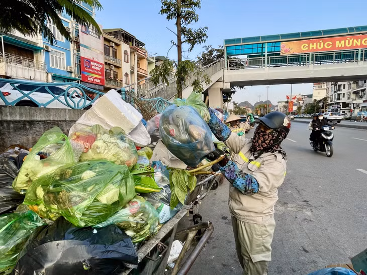 Công nhân vệ sinh môi trường vất vả hơn khi dịp cuối năm lượng rác thải tăng.