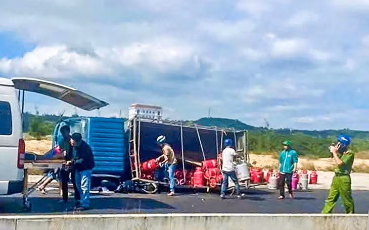 Xe tải chở gas va chạm với xe máy ngã ra đường, hàng chục bình gas rơi vãi - Ảnh: Người dân cung cấp