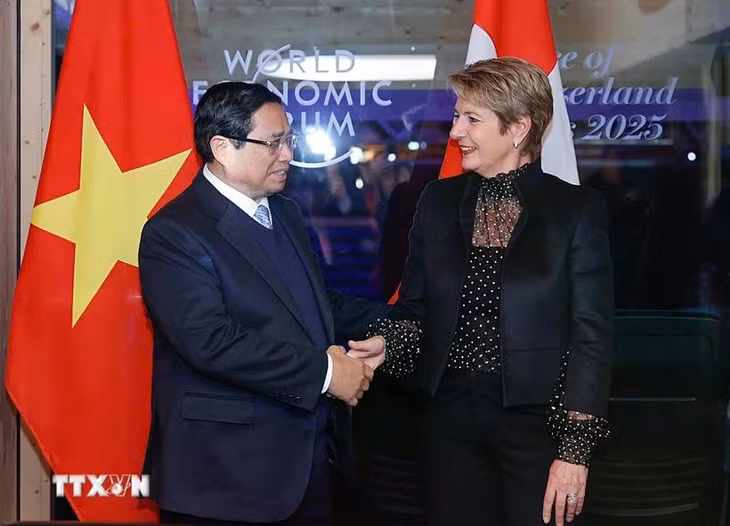 Thủ tướng Phạm Minh Chính hội đàm với Tổng thống Liên bang Thụy Sĩ Karin Keller-Sutter. (Ảnh: Dương Giang/TTXVN)