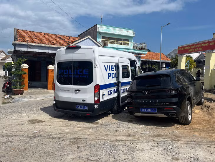 Lực lượng công an tỉnh Khánh Hoà có mặt khám nghiệm hiện trường, điều tra nguyên nhân vụ việc - Ảnh: NGUYỄN HOÀNG