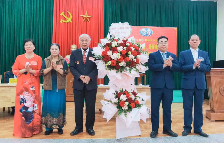 Ông Bàn A Sằn (người thứ 3 từ trái sang) được tín nhiệm bầu tái cử, giữ chức Bí thư Chi bộ, Trưởng khu phố 1 (thị trấn Ba Chẽ) nhiệm kỳ 2025-2027.